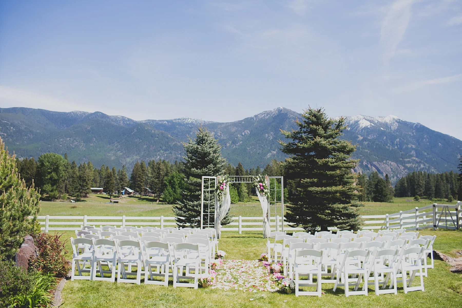 Jennifer_Mooney_Photo_Maggie_Ryan_Glacier_Mountain_Lodge_Spring_Wedding_Intimate_Elegance_Montana_00026.jpg