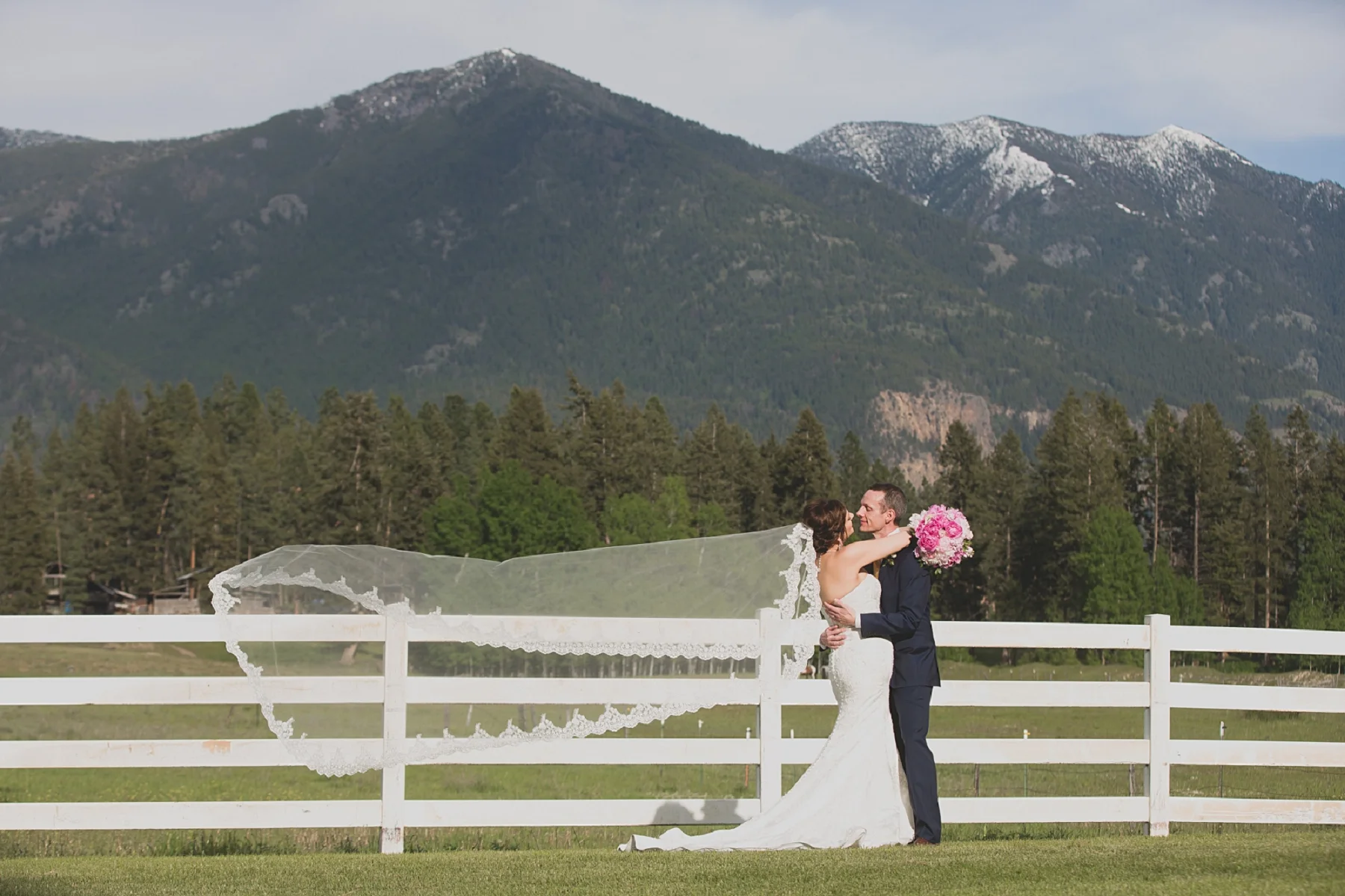 Jennifer_Mooney_Photo_Maggie_Ryan_Glacier_Mountain_Lodge_Spring_Wedding_Intimate_Elegance_Montana_00089.jpg