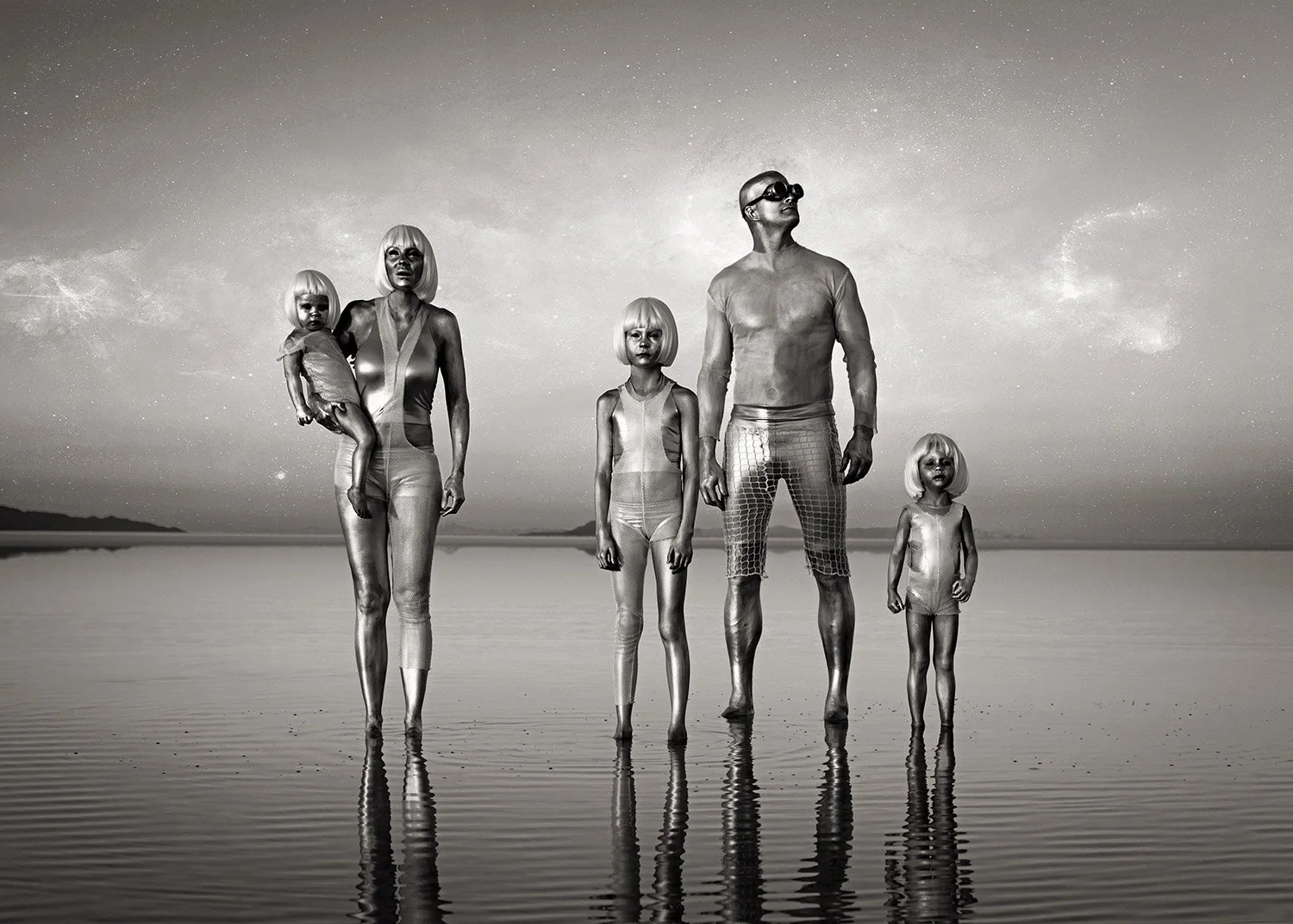  Epic high-concept family photography at the Bonneville Salt Flats featuring a family painted in silver, showcasing MANICPROJECT’s unique ability to bring otherworldly fantasy ideas to life in Utah 