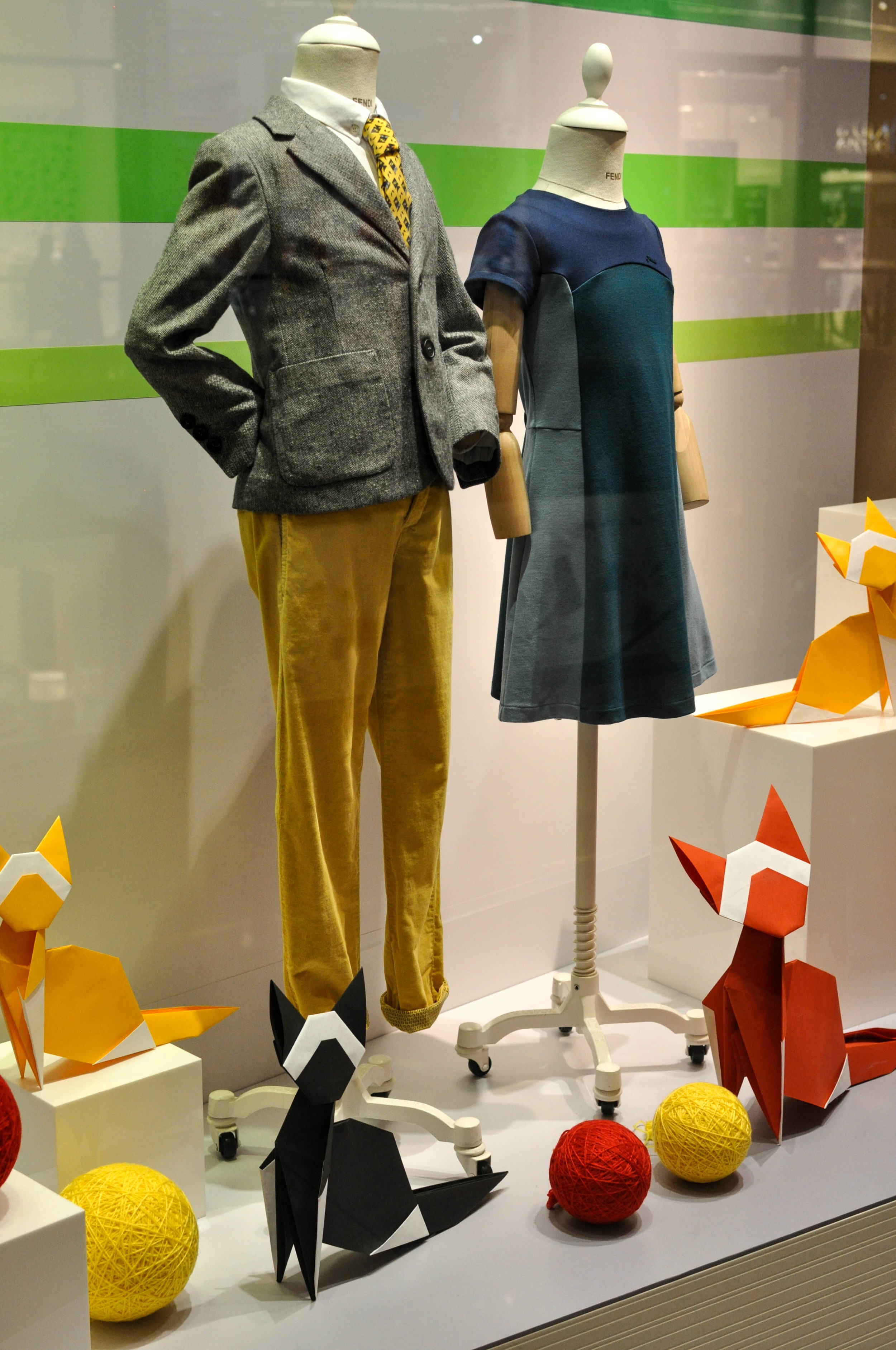 FENDI KIDS I thought these paper oragami foxes next to balls of coloured twine - all in bright autumn colours were really lovely. A crafty and playful touch to Fendi Kids new Autumn/Winter collection.