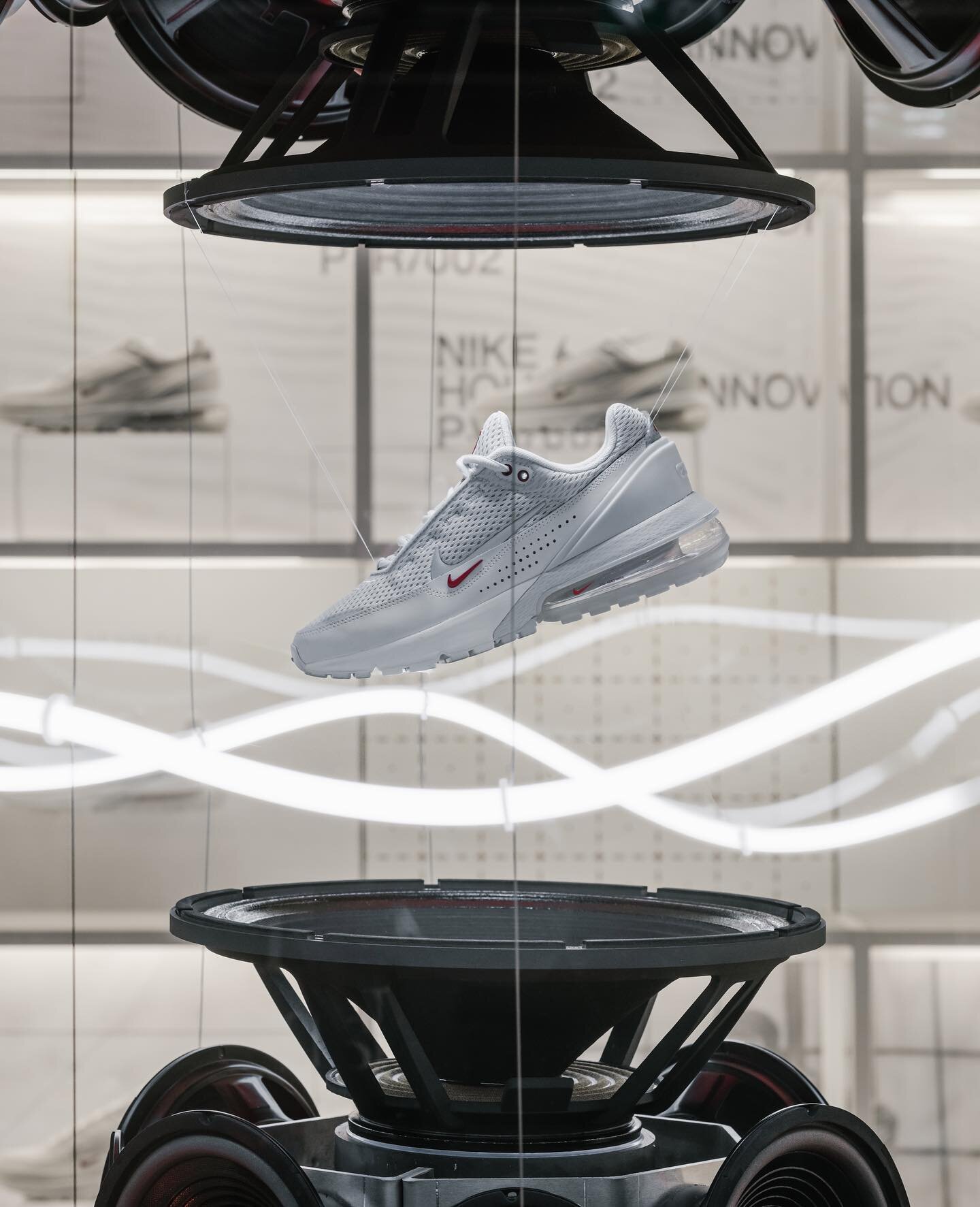 Our first kinetic installation with Nike for the launch of the Air Max Pulse in Paris House of Innovation. 
Thanks to everybody involved! 

📸: @benoitflorencon 

#kinetic #kineticinstallation #lightinstallation #nikeinstallation #nike #nikehouseofin