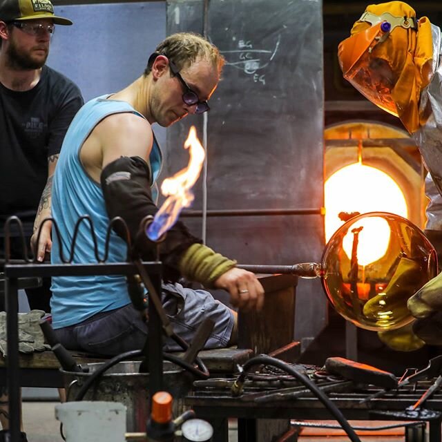 A very large custom light fitting for @fiveoclocksomewherewine

@drew_spangenberg and @lewis_b_glass 📸 Russell millard