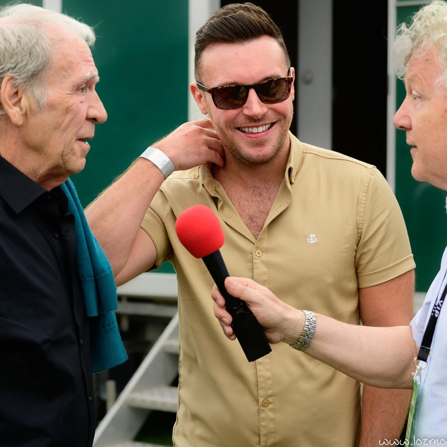 @finbarfureyofficial and @iamnathancarter having a chat with #bobbrolly before going on stage @paircfestival 

#nathancarter #finbarfurey #paircfestival