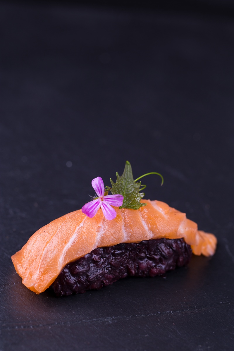 Black rice sushi