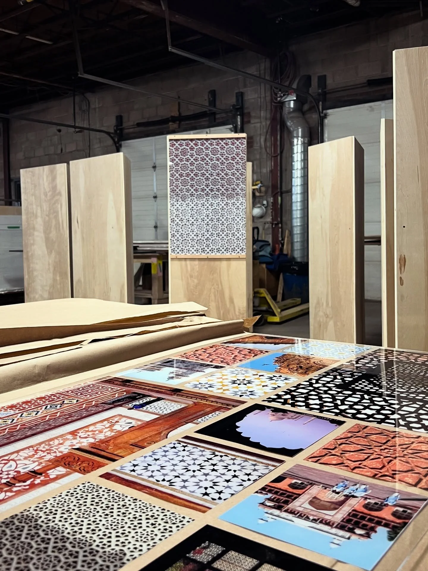 Starting 2026 with 𝙏𝙧𝙖𝙘𝙞𝙣𝙜 𝙎𝙮𝙢𝙢𝙚𝙩𝙧𝙞𝙚𝙨 &mdash; a month-long photographic exhibition now open at @urbanspacegallery @401richmond 

The exhibition invites you into the world of Islamic geometry: its histories, migrations, and imagined f