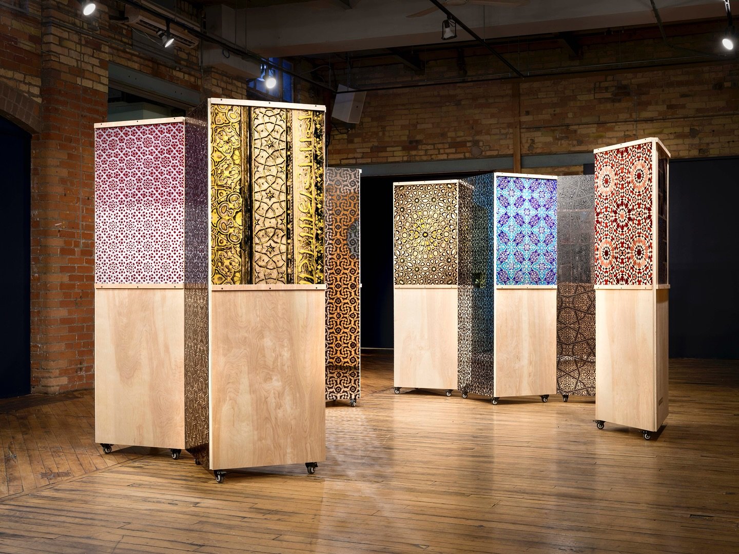 Join me tomorrow evening (Saturday) for the opening reception of my exhibition 𝙏𝙧𝙖𝙘𝙞𝙣𝙜 𝙎𝙮𝙢𝙢𝙚𝙩𝙧𝙞𝙚𝙨 at @urbanspacegallery @401richmond, as part of the @designtofestival. 

This photographic exhibition explores the histories, migrations