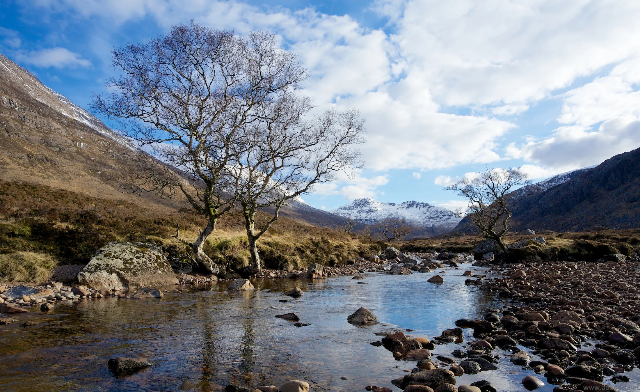 Heading south up the valley, that's Beinn Tarsuinn in the distance, and A'Mhaigdean is behind the right-hand lump. For observant spatial-reasoning ninjas, yes I actually took this photo in the afternoon on the way home.