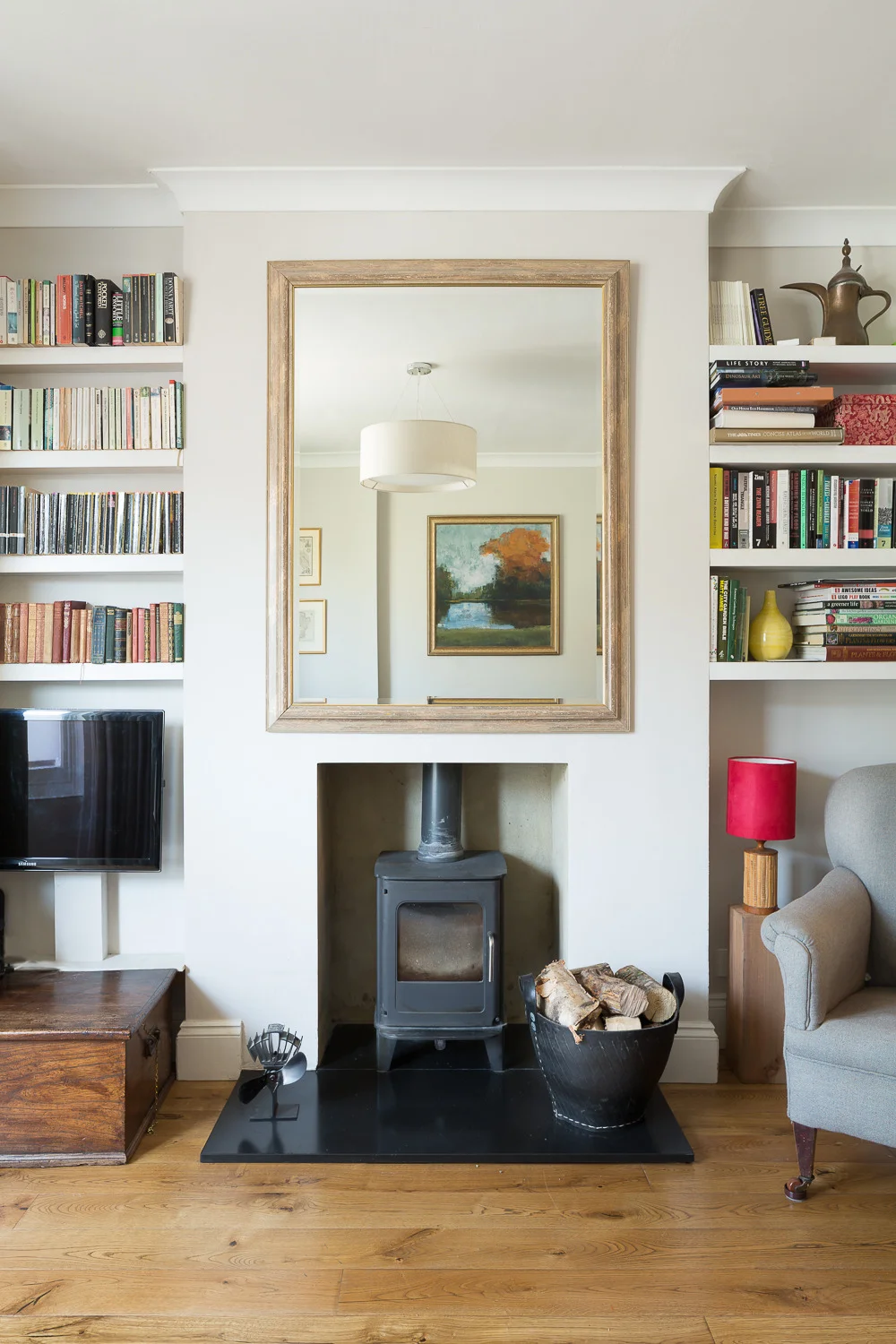 Spot the difference: the left-hand alcove is exposed on the exterior side of the wall, so it has internal insulation making the alcove shallower (perfect for those classic paperbacks). The right hand alcove is insulated by the neighbouring property, so that's the place for bigger picture books. 