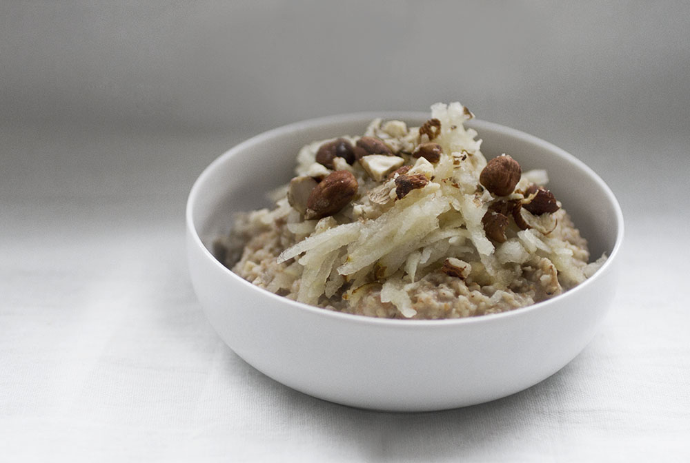 Multi-grain porridge with varm pears and hazelnuts. 