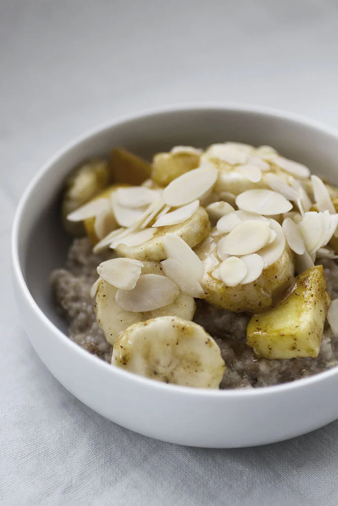 Porridge made of spelt flakes with fried cinnamon and maple-marinated bananas and apples. Served with almond flakes. 