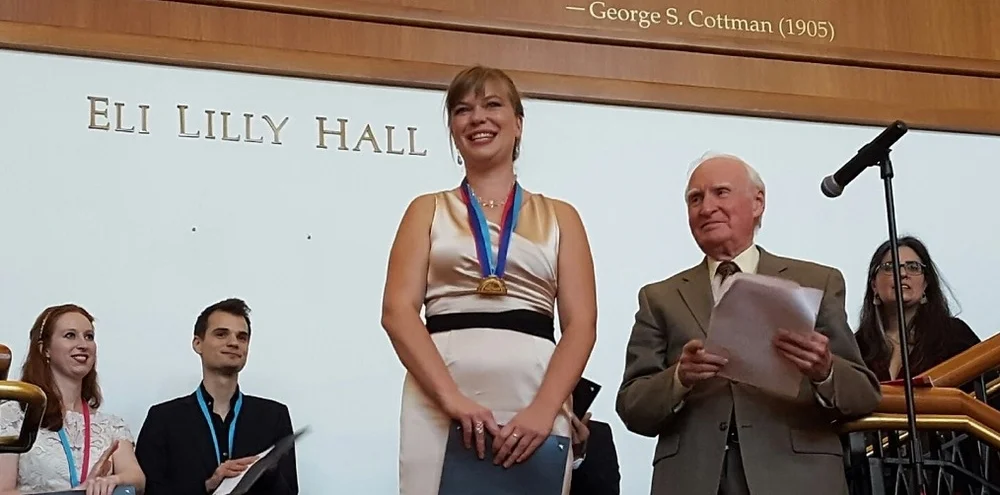 Alexa Raine-Wright accepts the Indianapolis International Baroque Competition Prize of 2016, co-sponsored by Indianapolis Early Music.