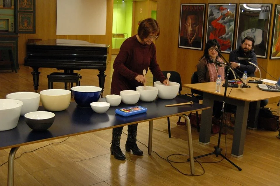 (à conversa com Maria João Magno em 54ª recolha de entrevista. Fotografia de Sessão Mural Sonoro no Museu da Música em 2013, sob o tema: Música Popular, Ensino e Experimentação)
