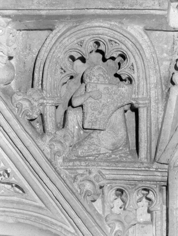 Foto do músico Joaquim António Silva no túmulo de Dona Inês de Castro, mosteiro de Alcobaça