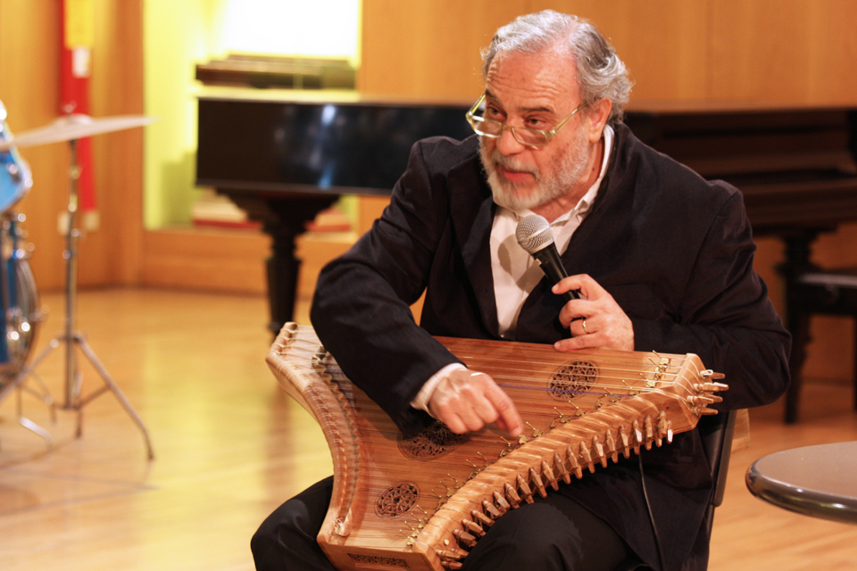 Conversa ao Correr das Músicas. Eduardo Paniagua, Museu da Música 12 de Março de 2015, fotografia Helena Silva (Associação Mural Sonoro, Direitos Reservados) Salterio construido por Carlos Paniagua em Tanger