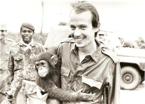 O músico Silvio Rodriguez em Angola (1976). Imagens disponíveis em Silvio: que levante la mano la guitarra , de Víctor Casaus e Luis Rogelio Nogueras, 1993 .