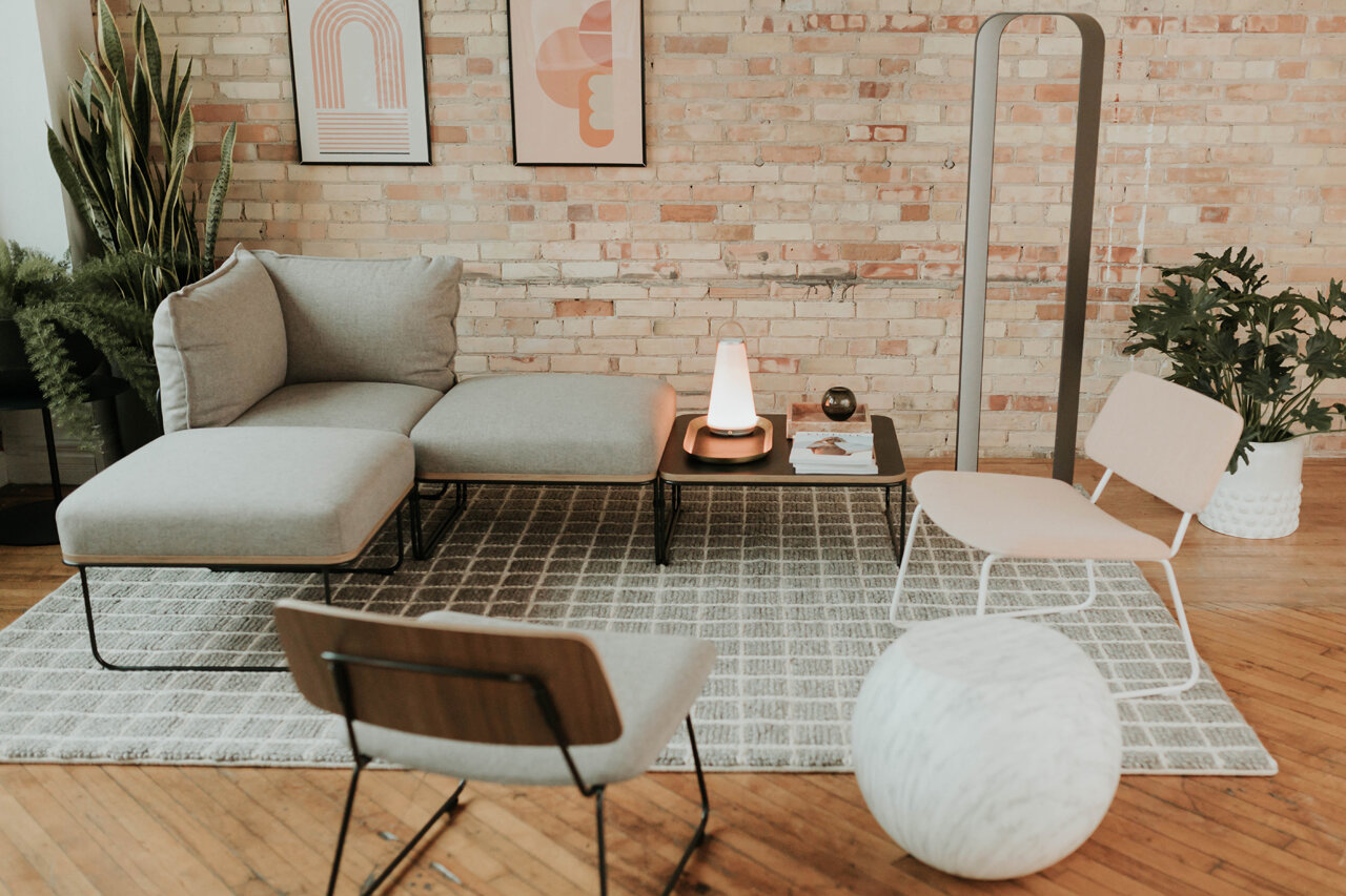Designers: Haworth Design Studio + Gensler New York Company: HAWORTH Resonate is a modular lounge system based on the idea that a modular lounge can be performative while looking comfortable and casual. Also part of the Resonate family is a cafe/s