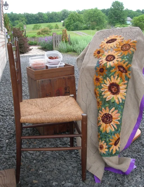 Hooking au plein air while doing a yard sale this weekend.