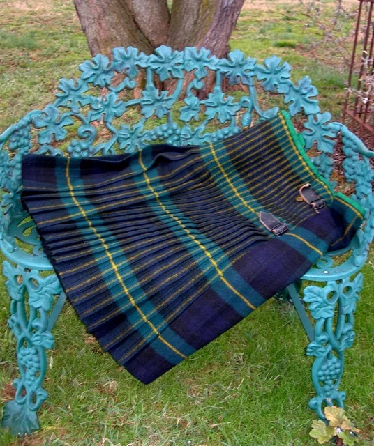 Beautifully made with the yellow lines perfectly positioned at the edge of each pleat.