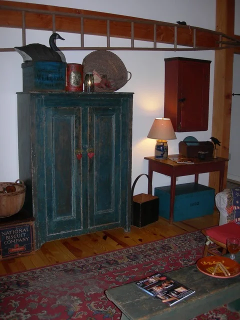 This blue linen press is one of my favorites. The red hanging cupboard is the first prim antique that i bought back in the 80s.