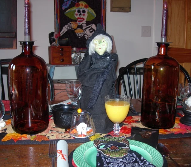 My hooked design, La Hora del Te, is on the wall at this time of year. Senora Bonita is overseeing the breakfast club.