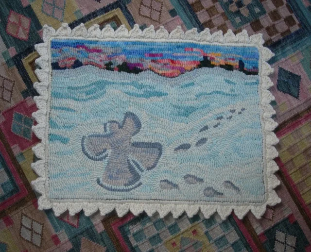 The completed Snow Angel rug with its fancy edging.