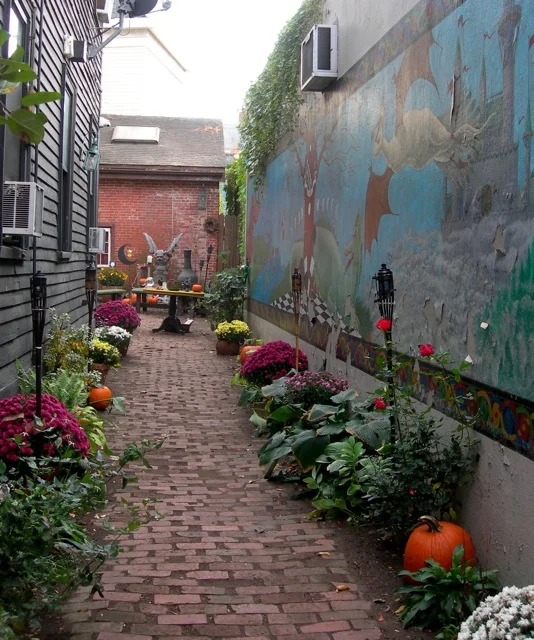 We found this alleyway intriguing, but off-limits.