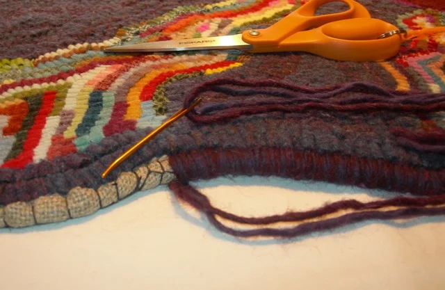 I like to use Alafosslopi yarn, which is a heavy yarn with a loose twist. There are many kinds of wool yarn that can be used for whipping. I used two different purples together to add interest.