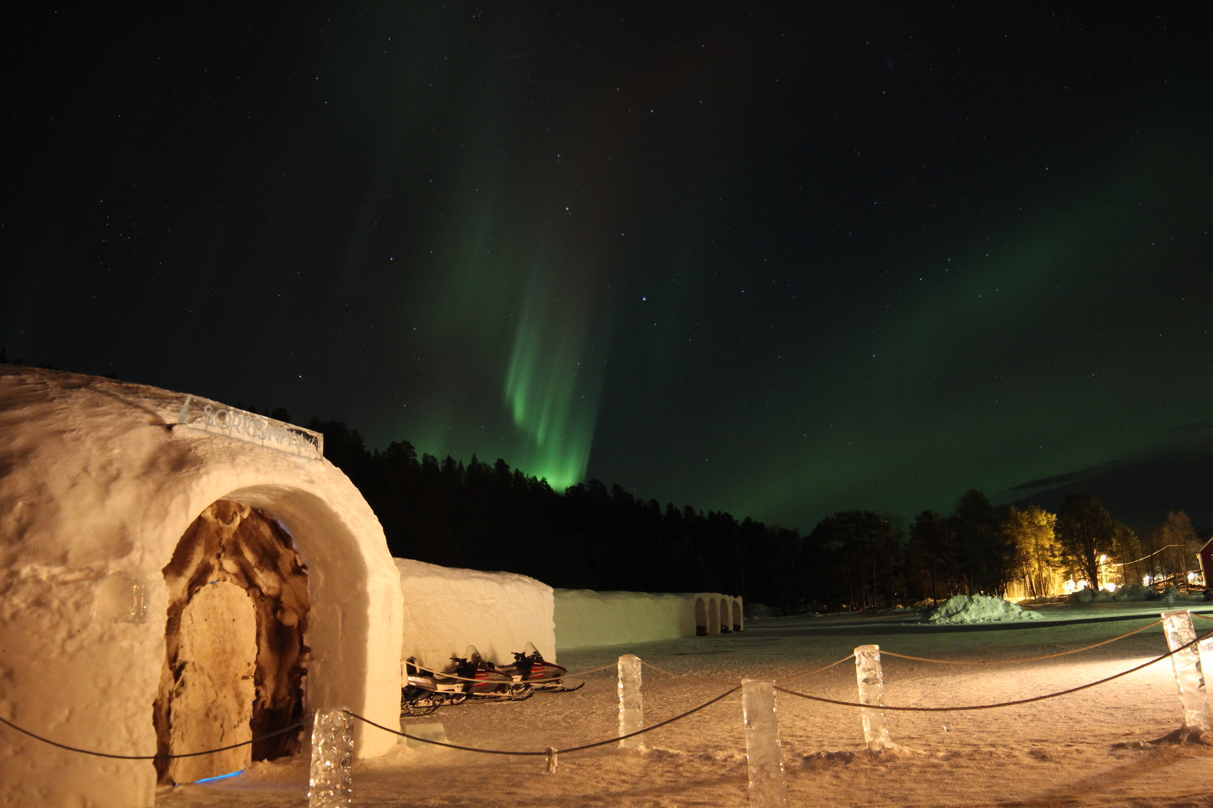 25 Northern lights and the Igloo Hotel.JPG