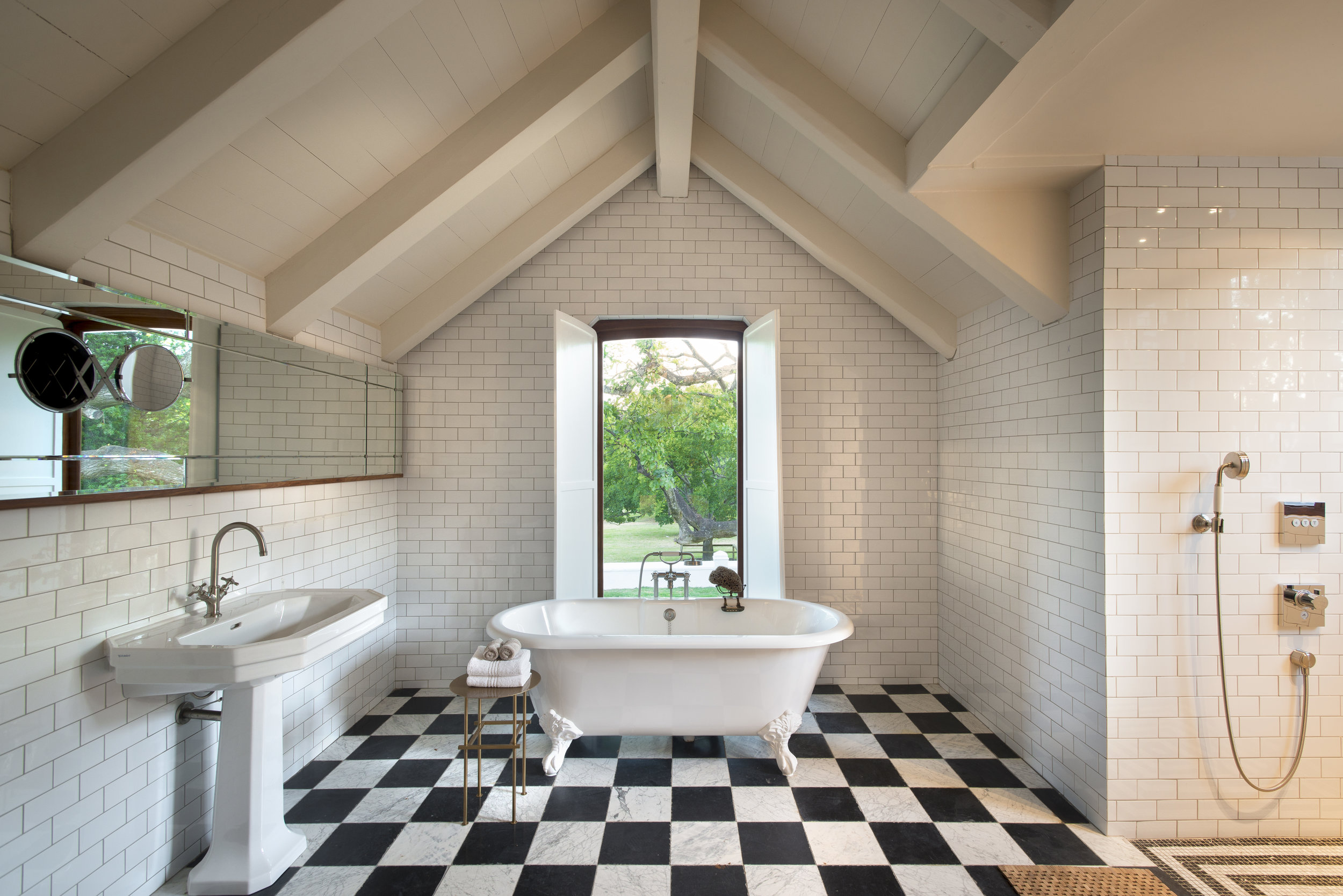 5.Bathroom of Queen Bee loft suite in Farmhouse.jpg