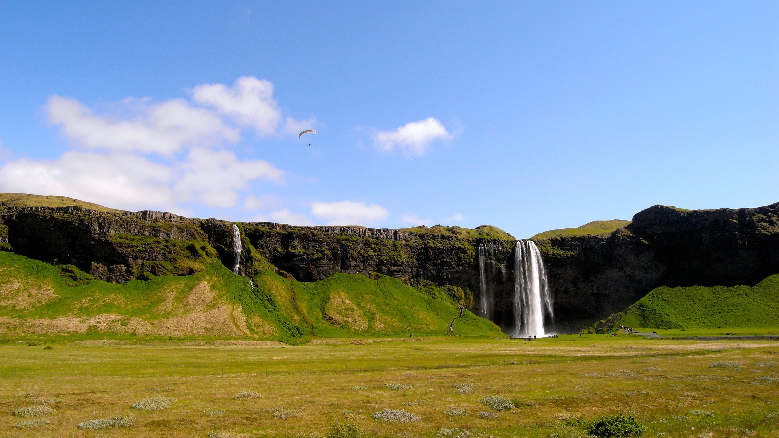 Paragliding_Seljalandsfoss.jpg