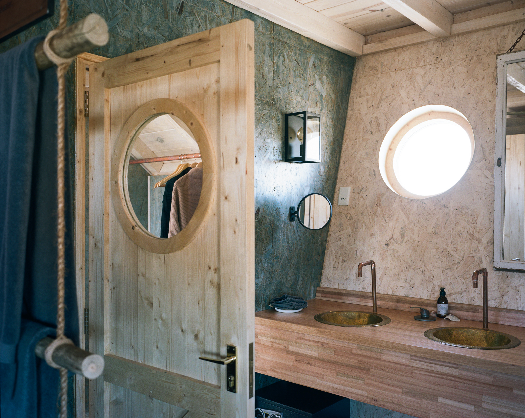 Shipwreck Lodge - Accommodation - Bathroom sinks.jpg