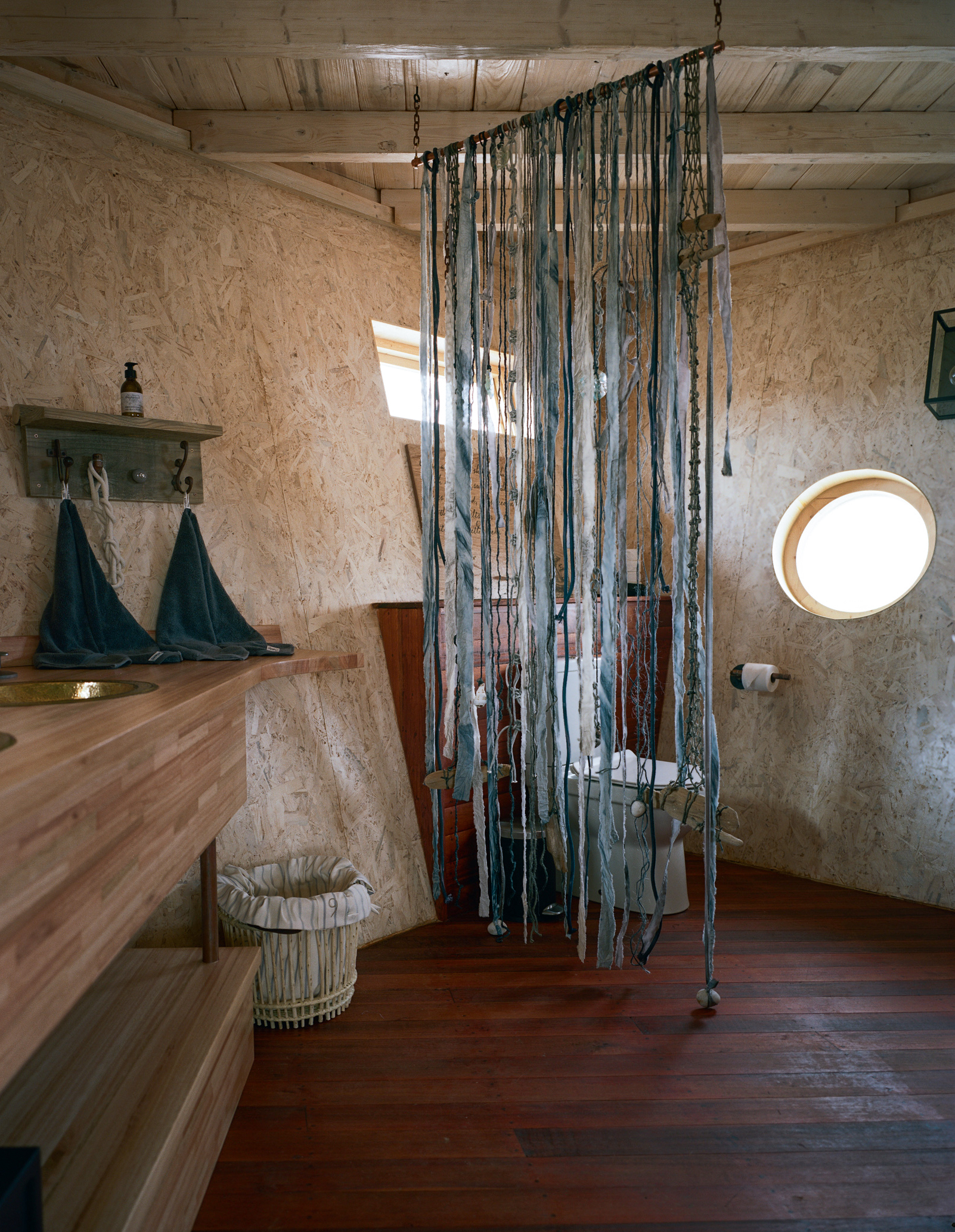 Shipwreck Lodge - Accommodation - Bathroom & loo & sinks.jpg