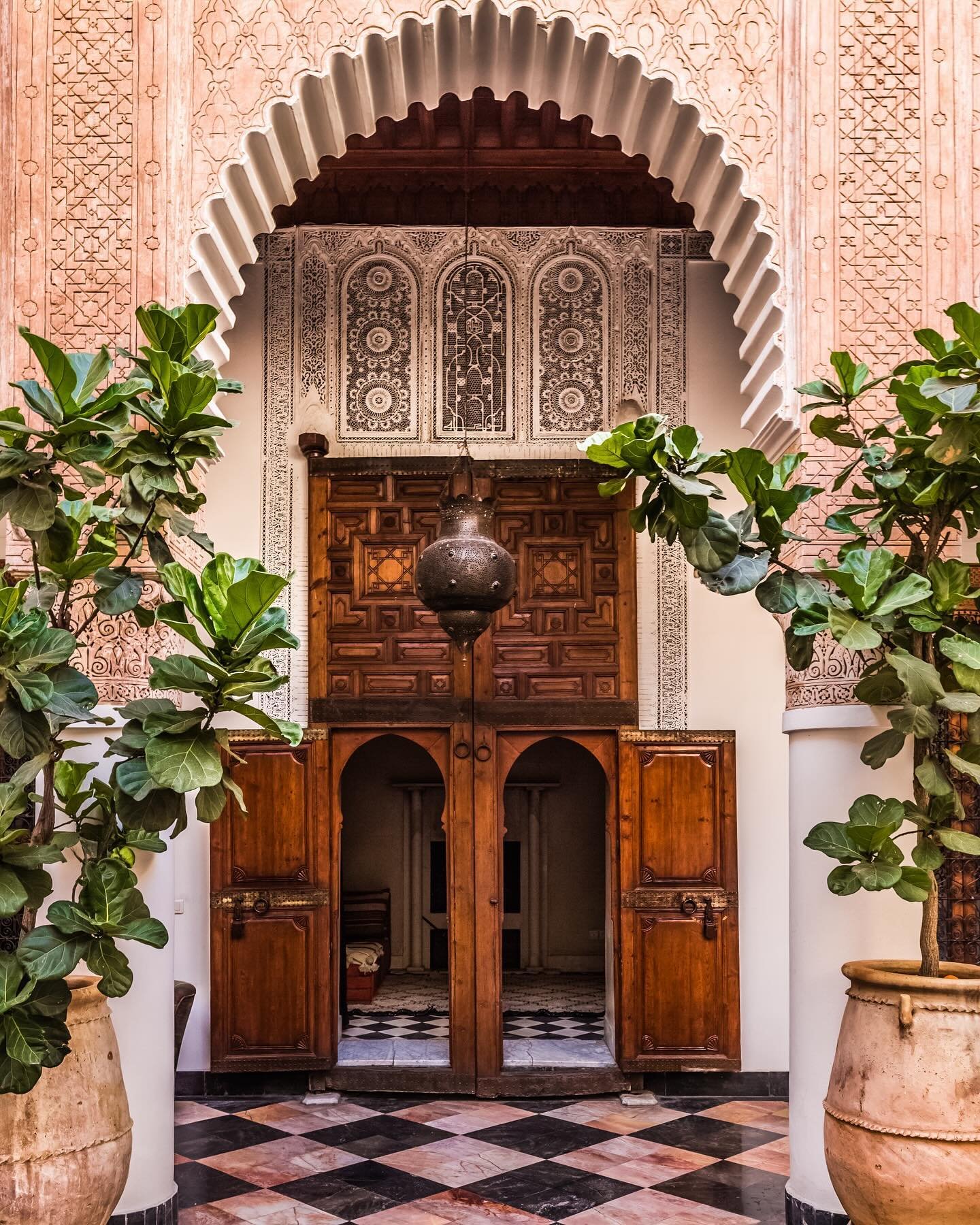 El Fenn is one of the first restored Marrakesh homes that was converted into a riad. Located on the edge of the Medina, a short walk away from the Djemaa El Fna square, the hotel beautifully combines Moroccan heritage design with contemporary accents