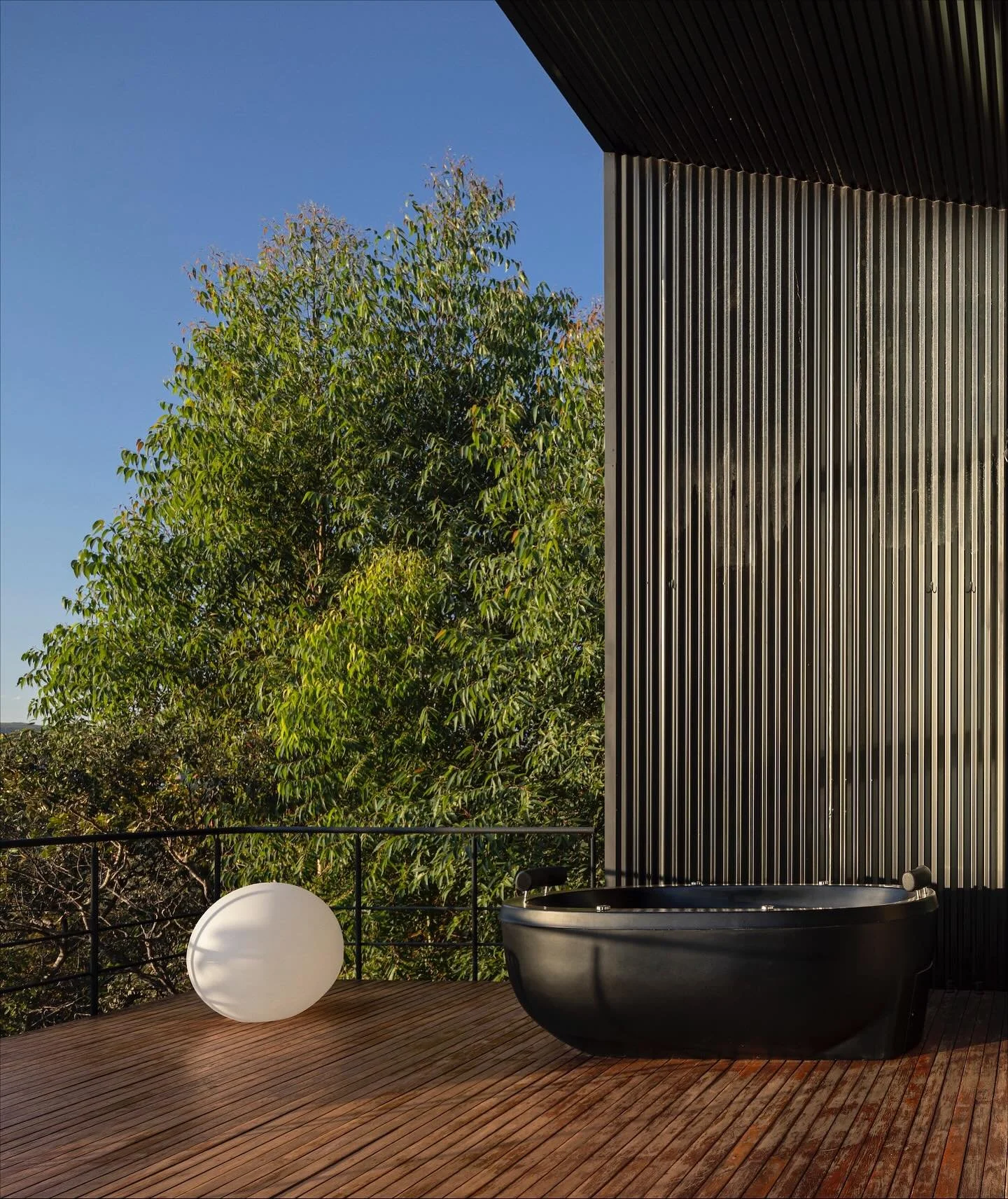 Casa Mon&oacute;culo is located in Eldorado, a neighborhood of Alto Paraiso City, the main gateway to Chapada dos Veadeiros National Park in Goias State of Brazil. Despite its proximity to an urban core, the site is characterized by its unique settin