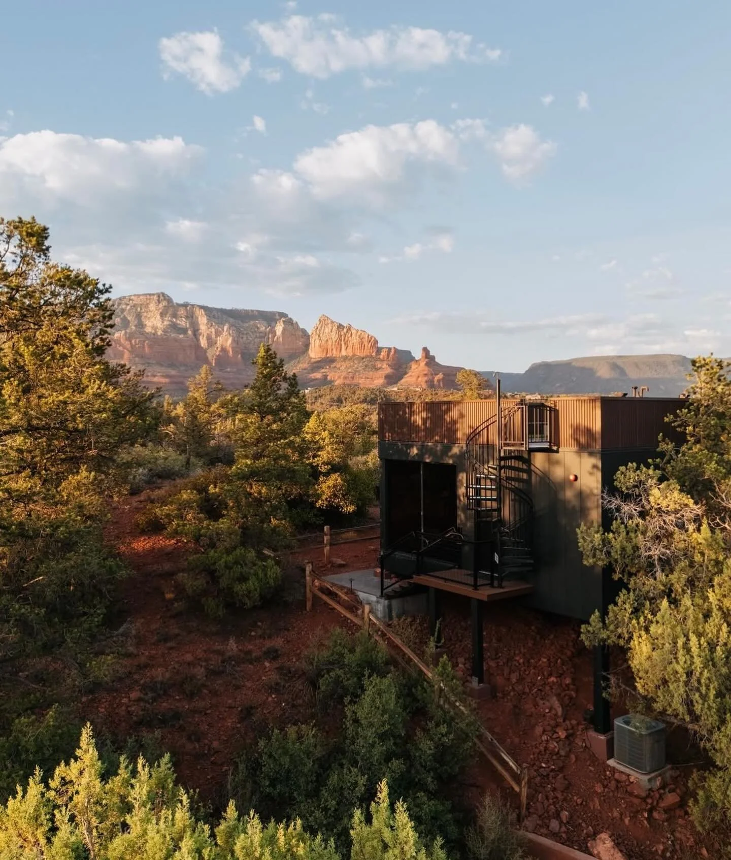 Ambiente&rsquo;s rooms feel like quiet, glass-lined capsules suspended inside Sedona&rsquo;s red-rock landscapes. Each cube frames the desert as if it were a living artwork with juniper, sandstone towers, star-soaked skies all drifting into view. 

S