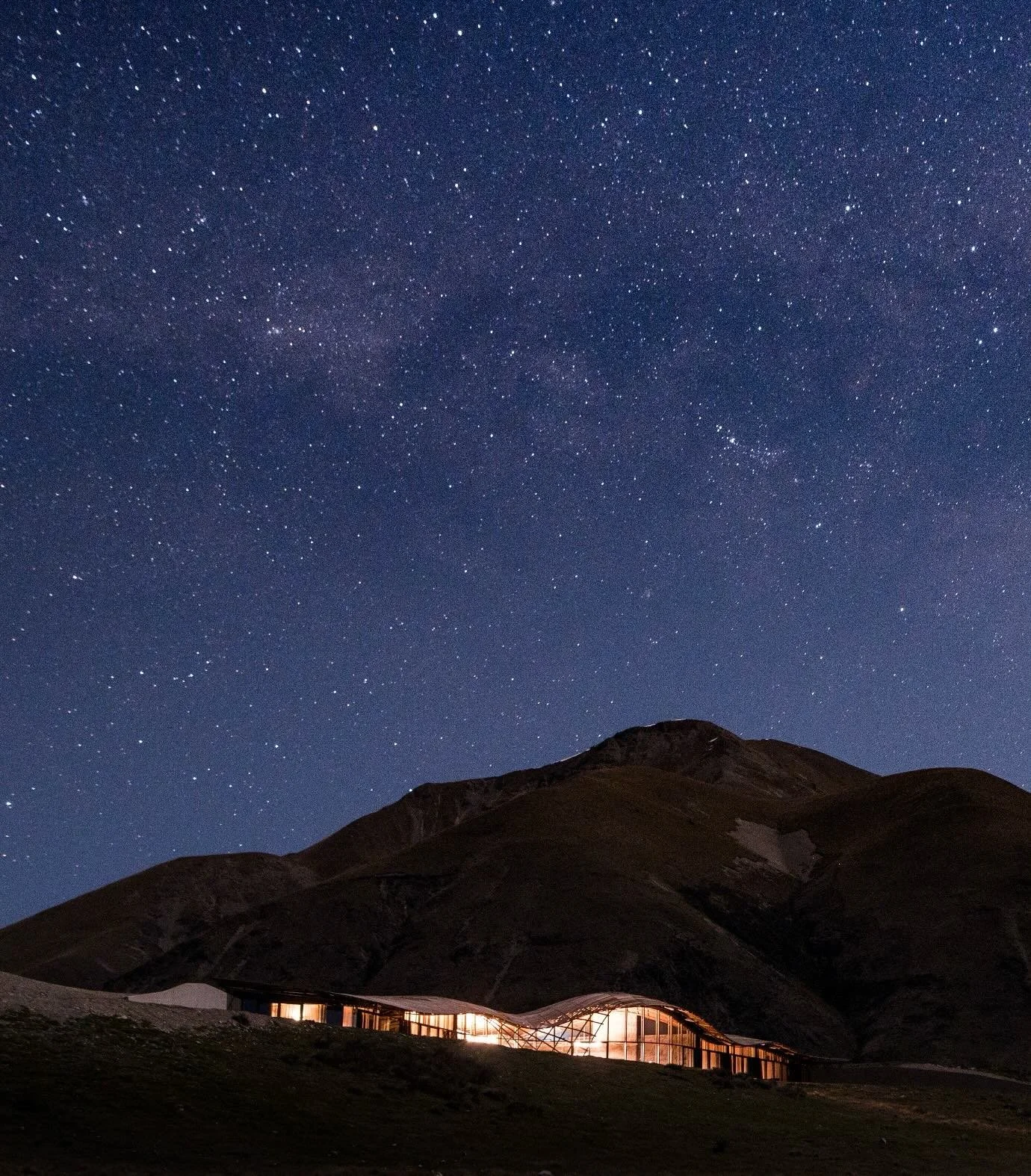 Set in Central Otago at the edge of the Southern Alps, the Lindis sits where tussock-covered plains meet jagged mountain ridges. With light pollution nearly nonexistent, the stars of the Southern Hemisphere shine with breathtaking clarity. Guests can