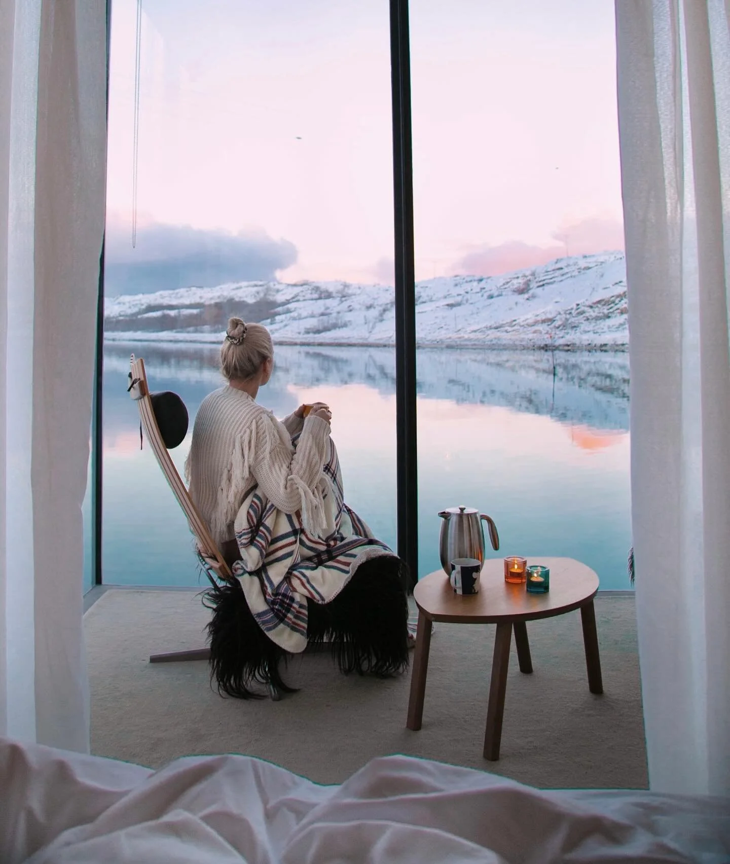 At Manshausen, the Arctic landscape becomes a living canvas, where light and colour shift with astonishing subtlety throughout the day. Snow, sea, and sky are never static: soft pinks and lilacs greet the low sun at dawn, turquoise and deep cobalt do
