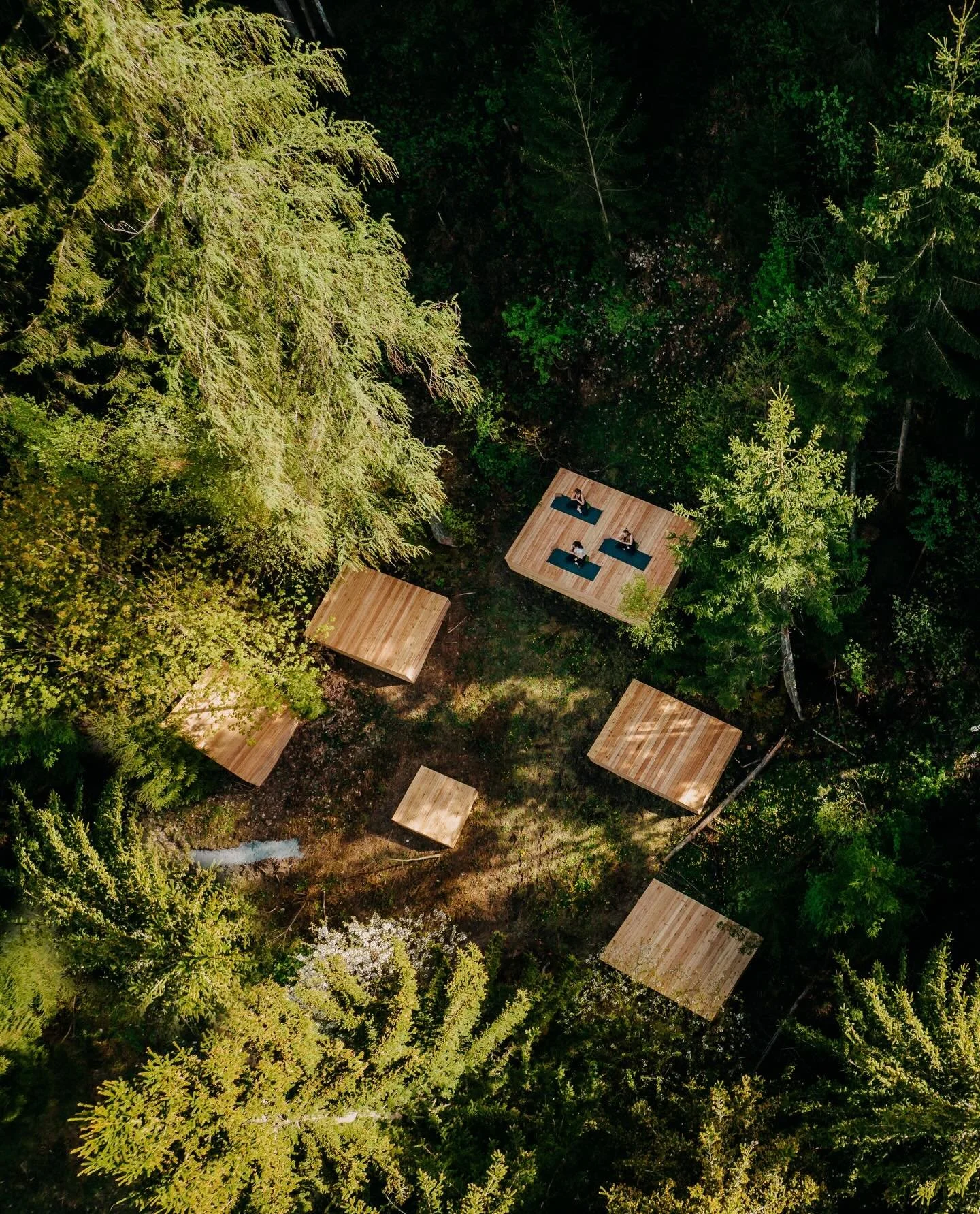 Set against the dramatic backdrop of the Austrian Alps, Forsthofgut integrates its meadow and forest landscapes into every wellness practice. Mountain-fresh air and high-elevation light enhance outdoor yoga and breathwork, while forest trails beckon 