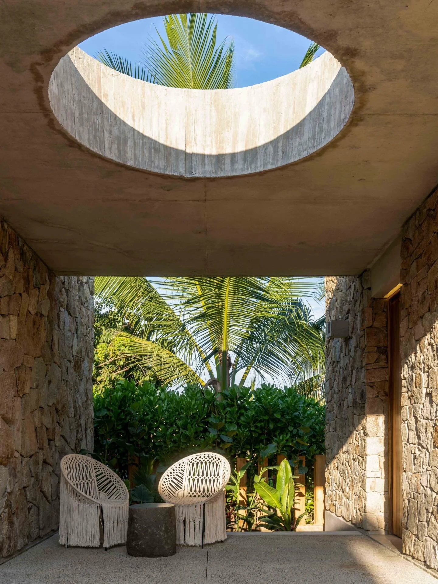 Tate House rises gently from the dunes of Puerto Escondido. A series of pavilions interweaves indoor and outdoor life, framing the natural rhythms of light, wind, and ocean while guiding pathways through layered gardens of endemic cacti, agaves, and 