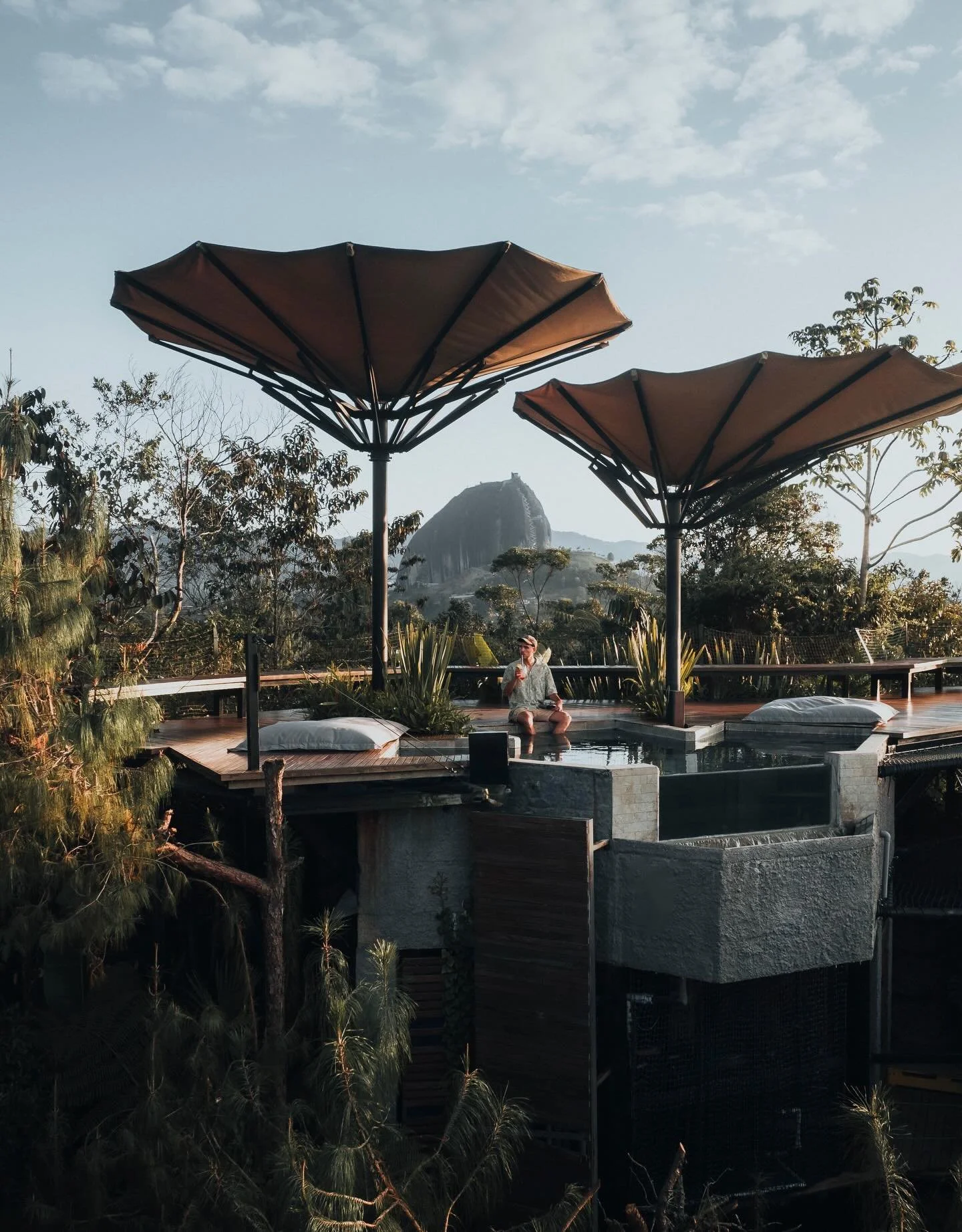 Bosco is a forest hideaway shaped by mist, altitude, and the quiet drama of Colombia&rsquo;s Andean highlands. Set above rolling hills and cloud-filled valleys near Guatap&eacute;, the architecture dissolves into the landscape through elevated cabins