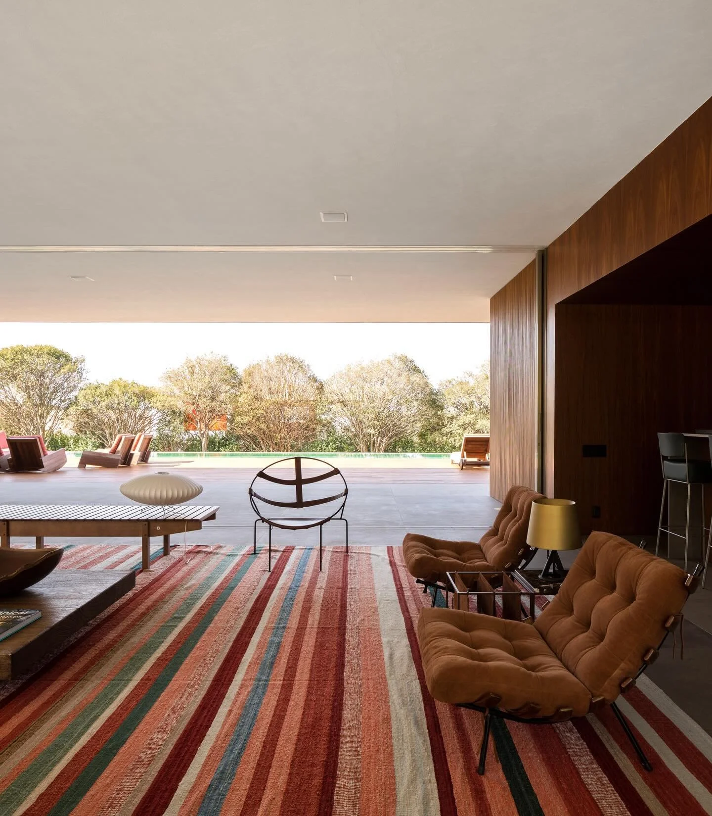 Located in the countryside of S&atilde;o Paulo State, Lee House by Studio MK27 unfolds as a single, horizontal volume shaped by climate and openness. Finished in the studio&rsquo;s signature adobe alongside wooden mashrabiya panels, the house brings 