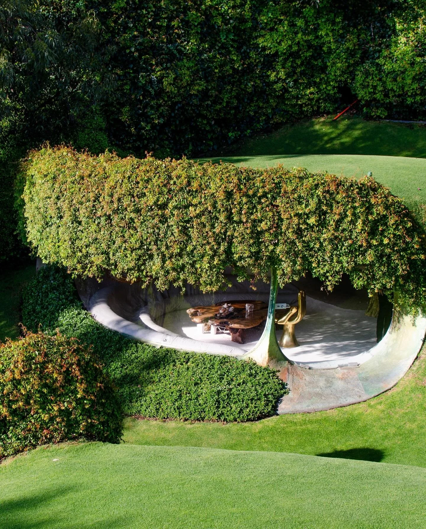 In Mexico City, Casa Org&aacute;nica by Javier Senosiain is built as a continuation of the landscape. Built into the ground within a lush residential area, its form is entirely organic, inspired by caves, shells, and natural shelters. The geography h