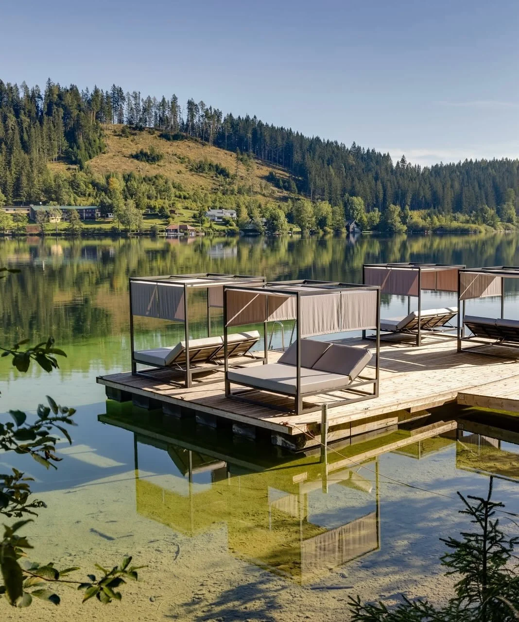 Montestyria is set within the alpine landscapes of Mariazell in Austria, where forests, mountains, and open terrain shape a daily rhythm guided by nature. Surrounded by the Hochschwab massif and close to Erlaufsee, the setting encourages movement and