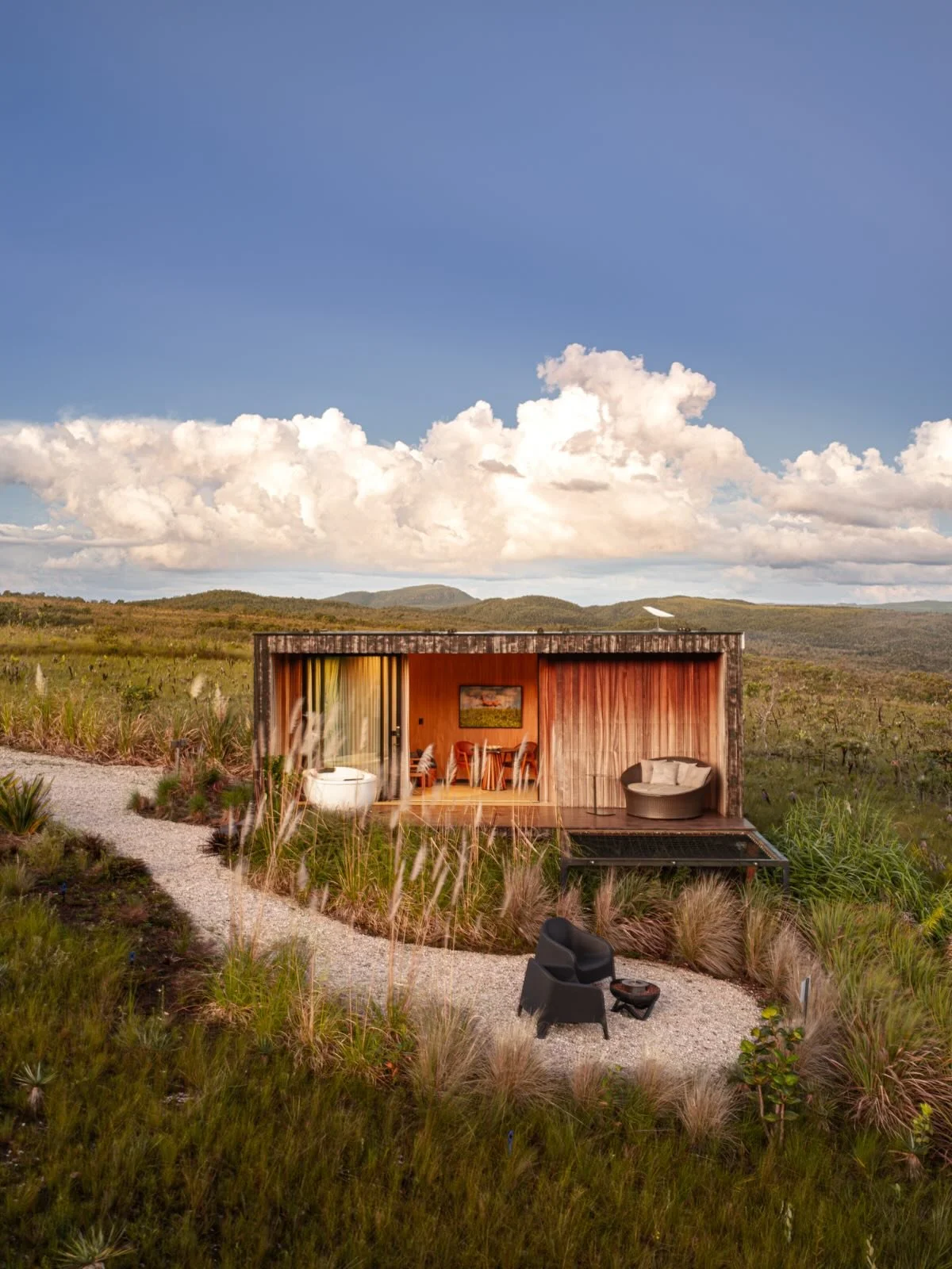 Set within the vast cerrado landscape of Alto Para&iacute;so de Goi&aacute;s, Mirante &Aacute;tria is a viewpoint shaped into a place to stay. Positioned within Chapada dos Veadeiros, the experience is defined by elevation and horizon, where mountain