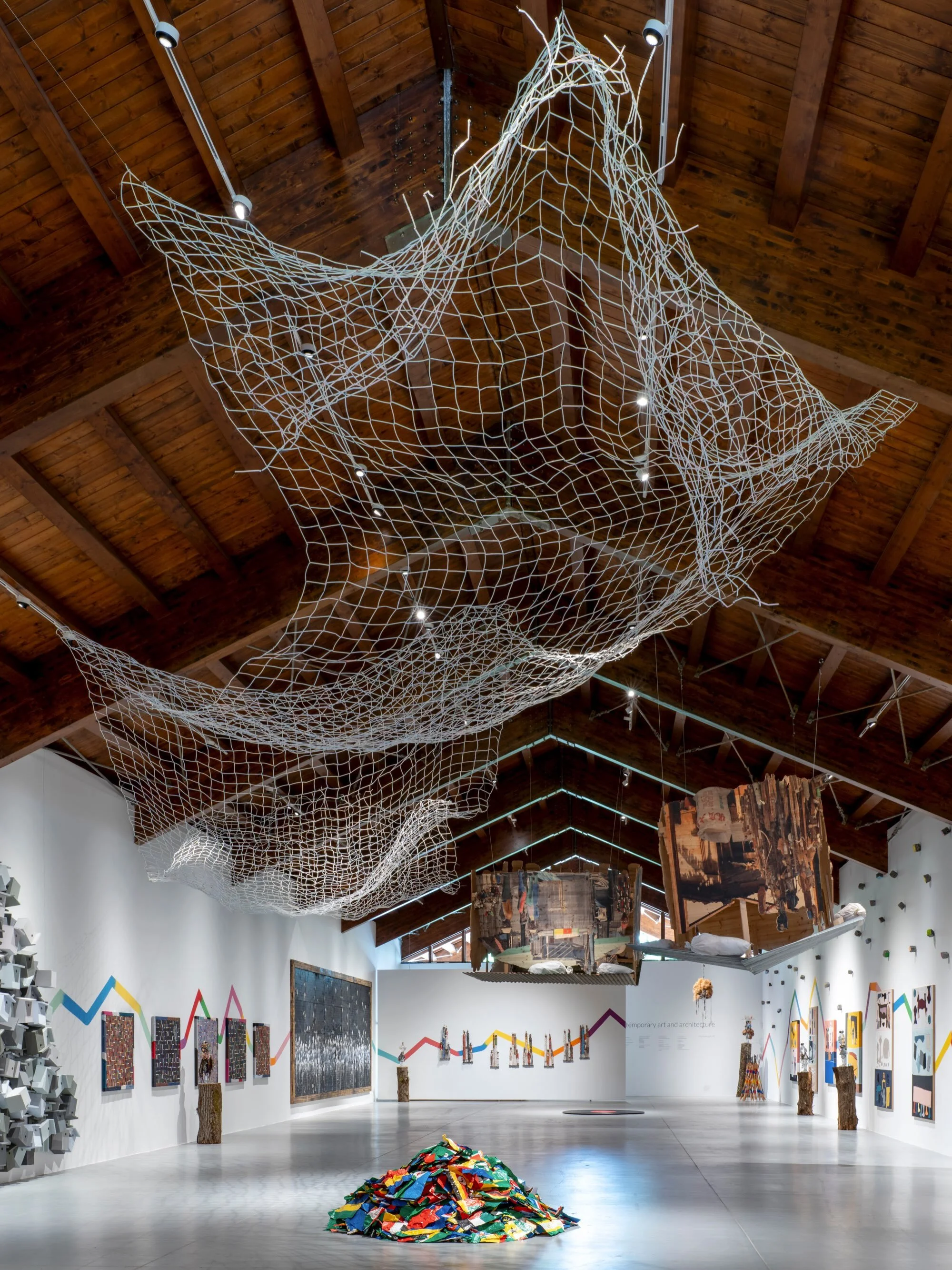 Contemporary art is woven into the landscape at Oasyhotel, where forest trails become an open-air gallery. Created in collaboration with Oasy Contemporary Art and Architecture (OCA), the collection features site-specific works by internationally reno