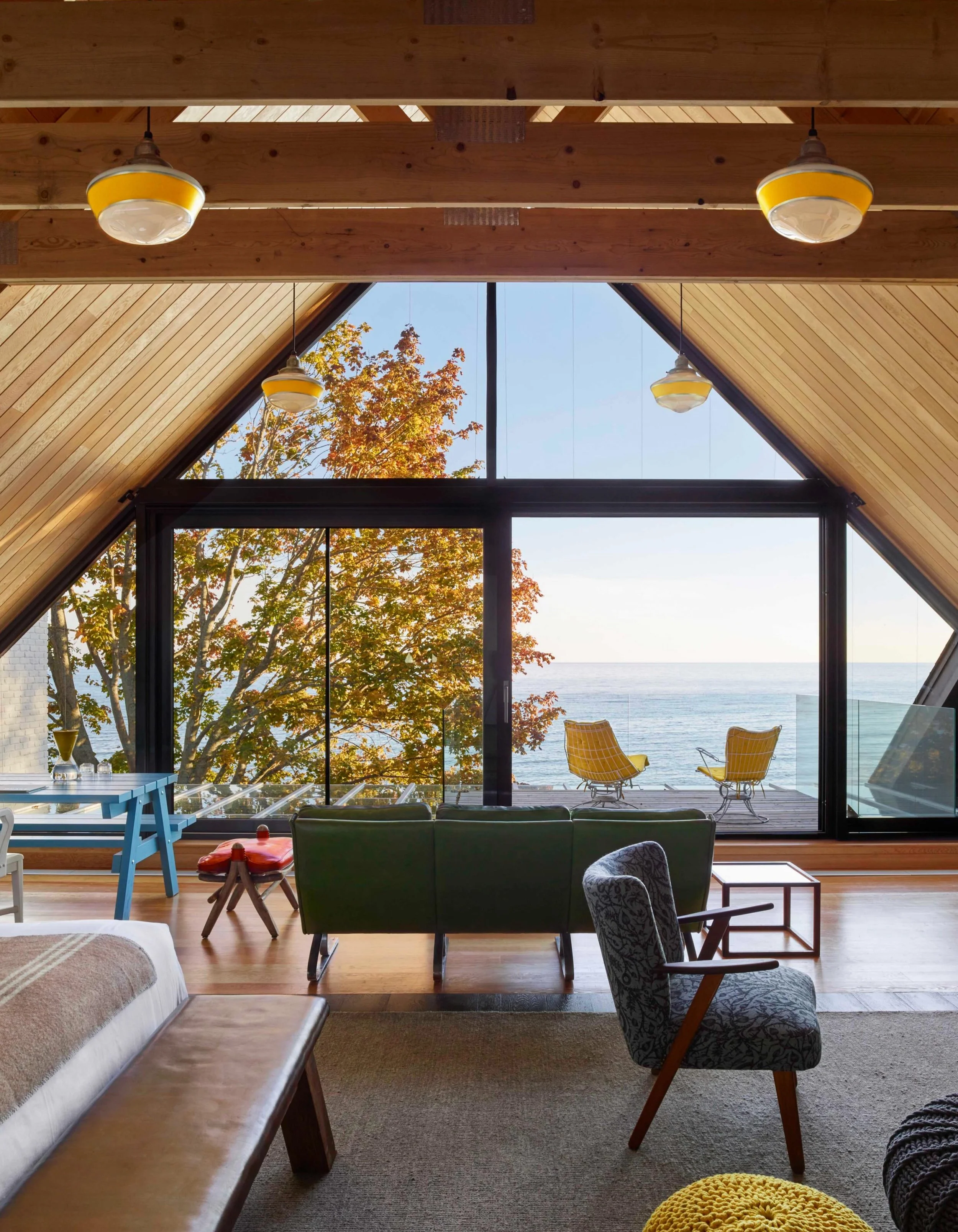 Canadian summers have a rhythm all their own, defined by long days at the lake, vineyard afternoons, and time spent outdoors. Few places capture that spirit better than Drake Devonshire @drakedevonshire in Prince Edward County. Set on the shores of L