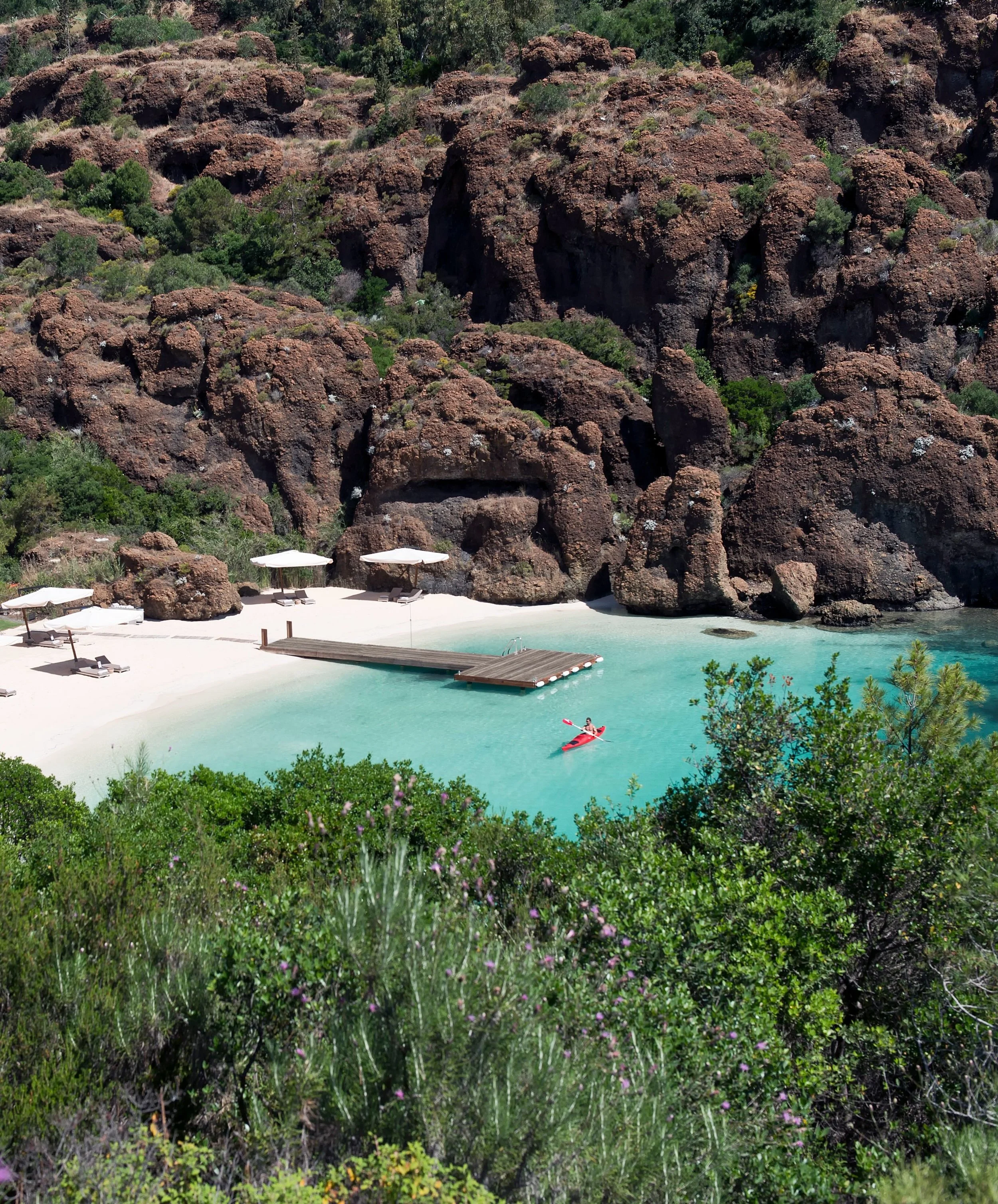 D Maris Bay is set on the Dat&ccedil;a Peninsula, where the Aegean and Mediterranean seas meet along one of Turkey&rsquo;s most spectacular stretches of coastline. Surrounded by pine-covered mountains, hidden coves, and five natural beaches, the land
