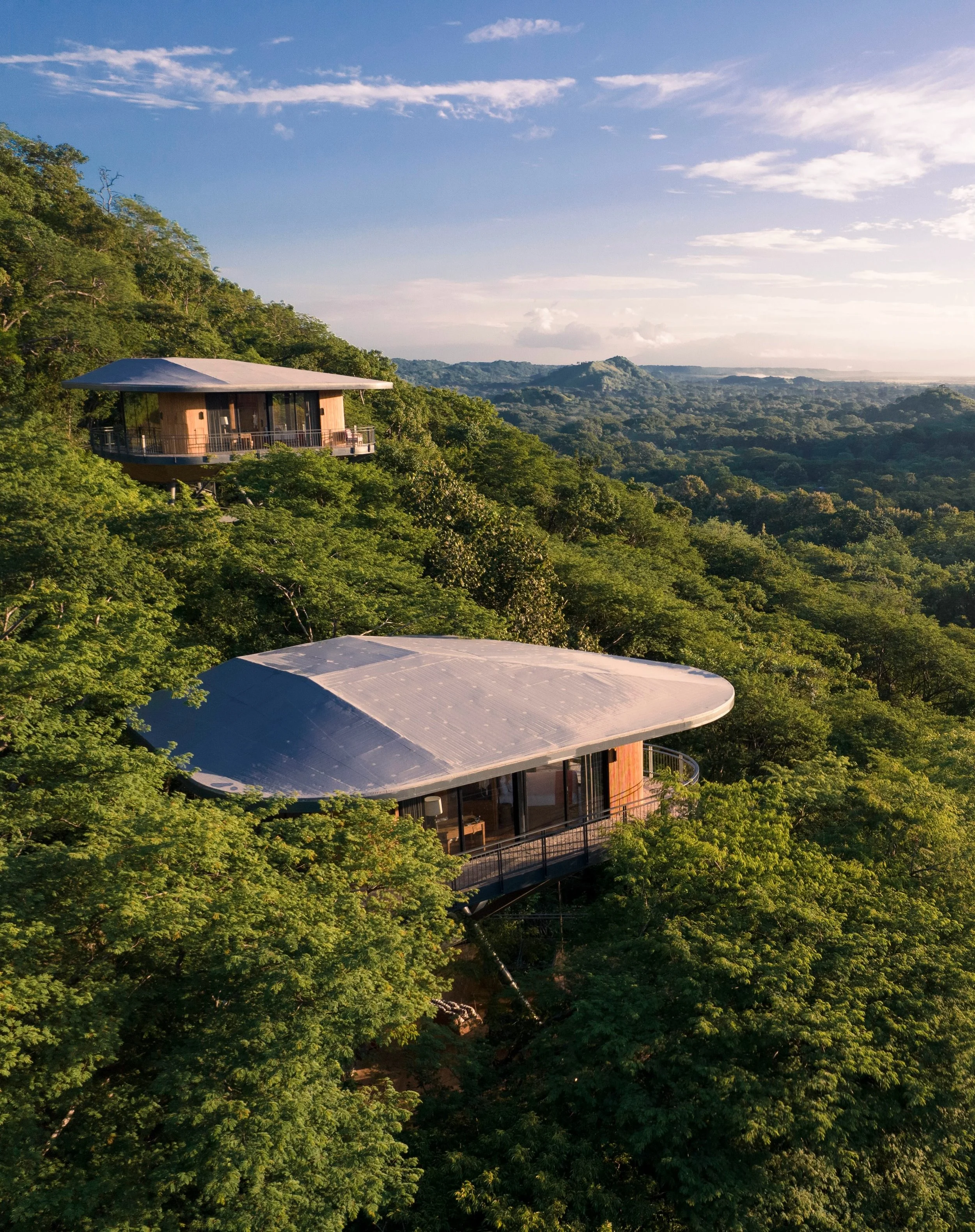 Hidden within the hills of Guanacaste, Costa Rica, Suitree offers an elevated escape where tropical forests meet the dry landscapes and Pacific coastline of the region. Located near Sardinal, surrounded by nature, culture, and the rhythms of Costa Ri