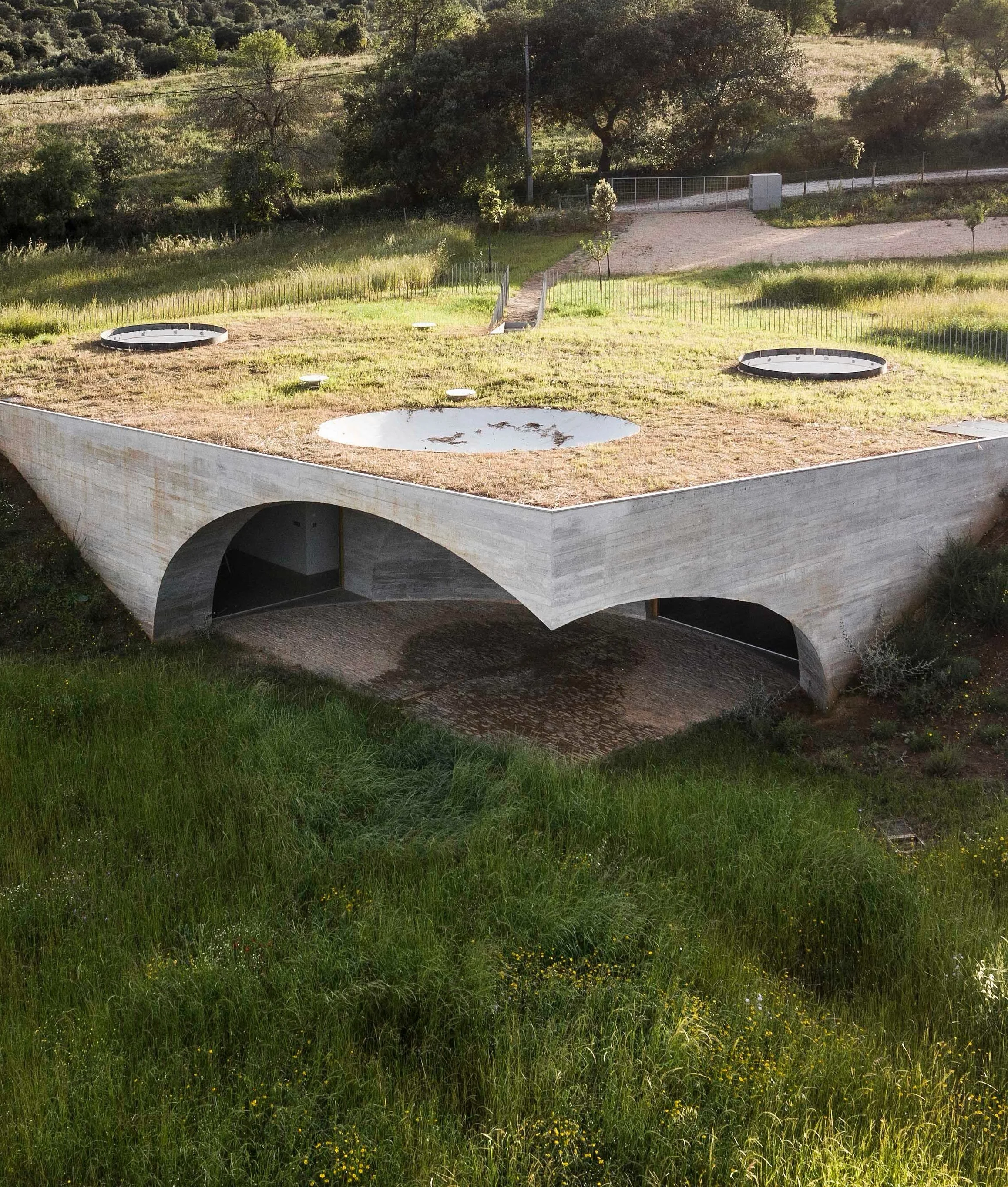 There are places where architecture feels built, and others where it feels imagined. Casa na Terra, designed by Manuel Aires Mateus, belongs to the latter. Hidden within Portugal&rsquo;s Alentejo landscape, its soft white forms emerge almost impercep