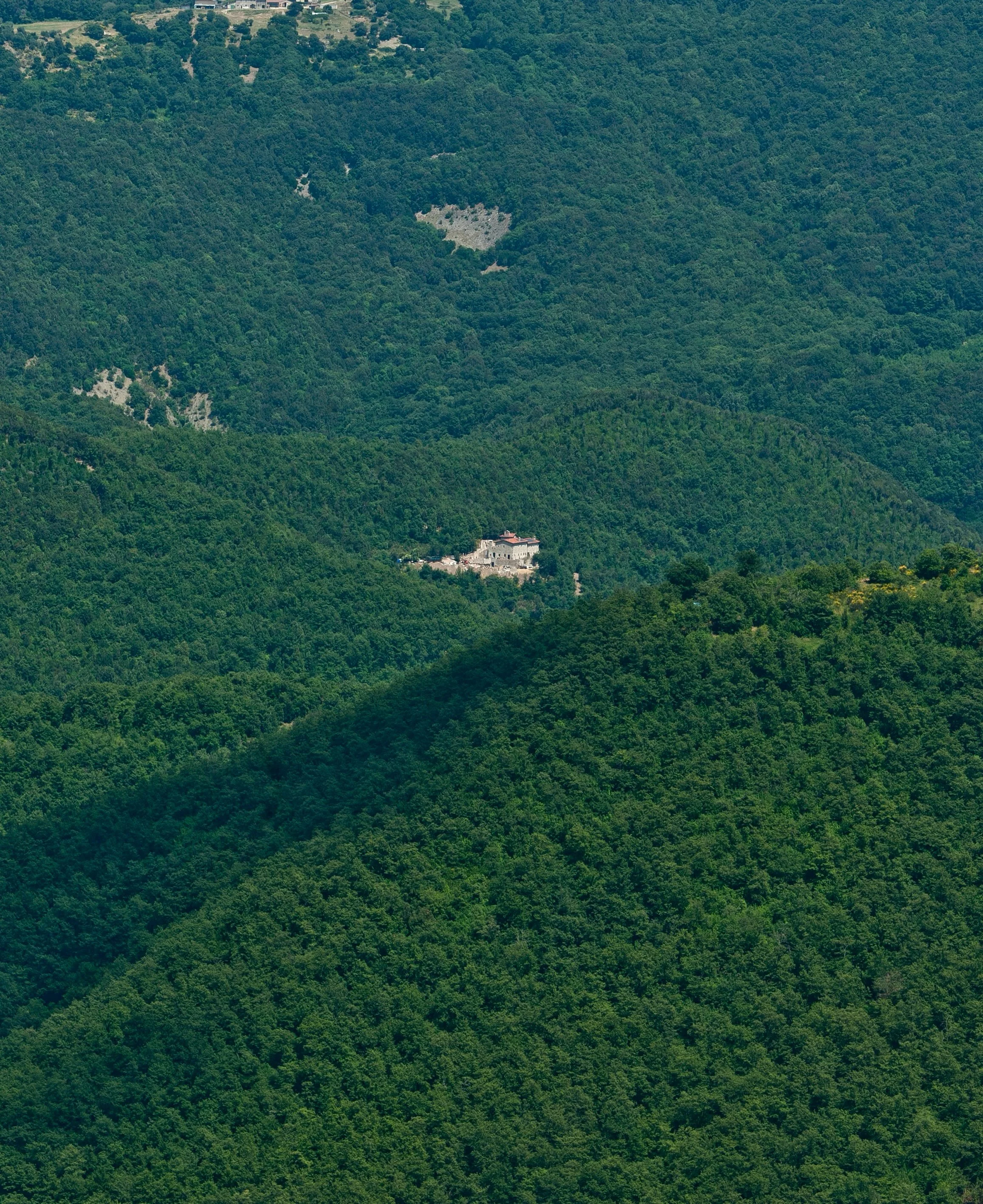Hidden among more than 3,000 hectares of protected woodland in central Umbria, Eremito Hotelito del Alma occupies a remote valley between Orvieto and Perugia, where forests, rivers, and rolling hills define one of Italy&rsquo;s quietest landscapes. F